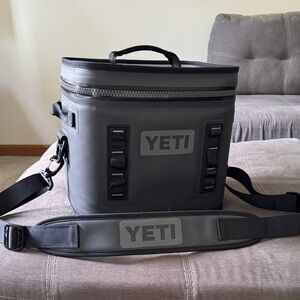 YETI Cooler Hooper Flip 12